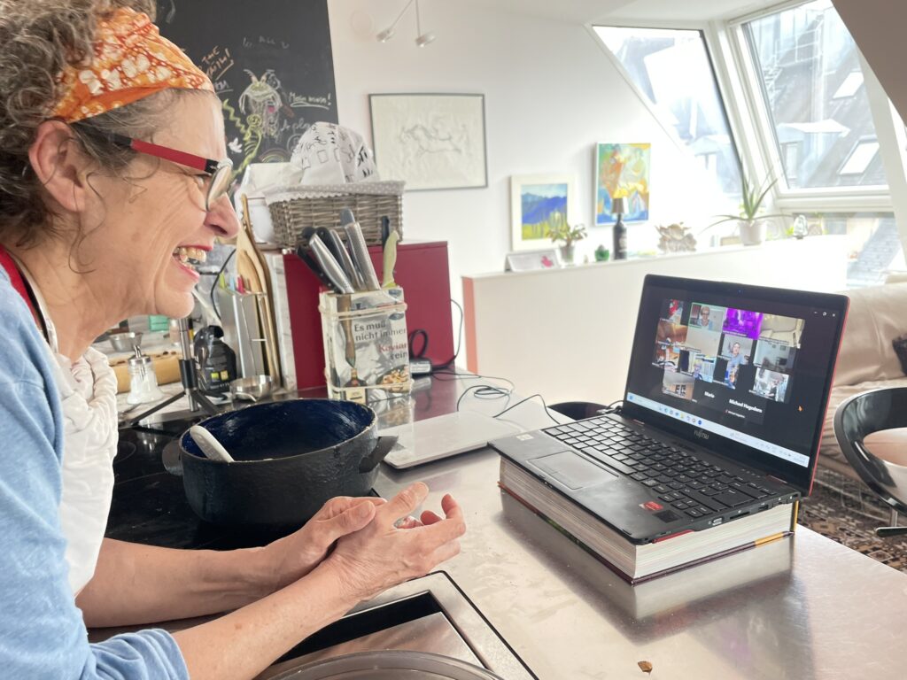 Virtin Katharina beim Online-Kochen im Rahmen des Café Dementi